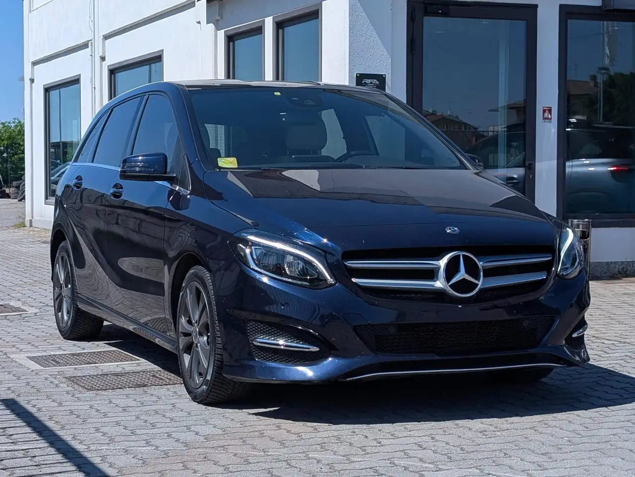 Mercedes-Benz B 180 Premium Tech AMG line
